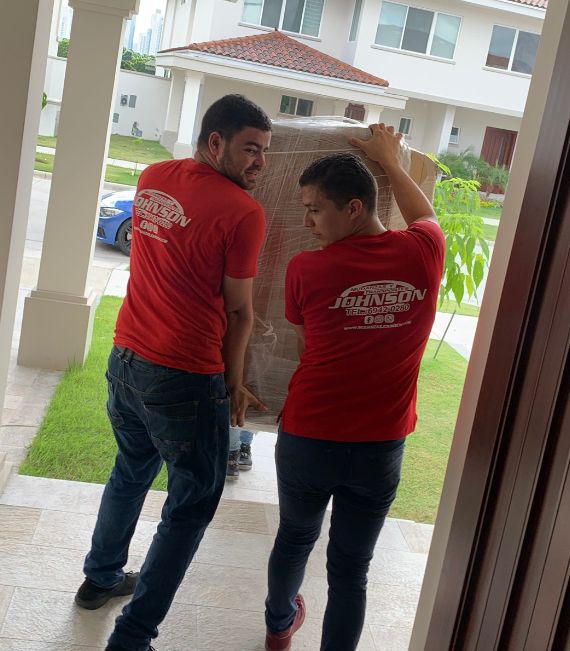 Hombres trabajando en mudanza